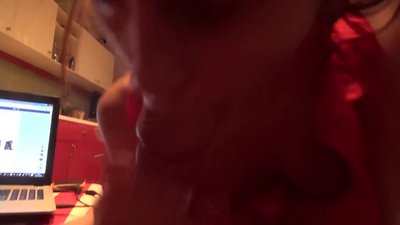 Skólastúlka sýgur pik bróður síns meðan enginn er heima